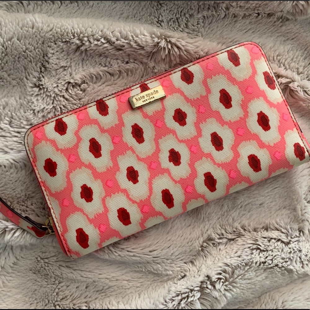 Large Kate Spade Wallet in Excellent condition!